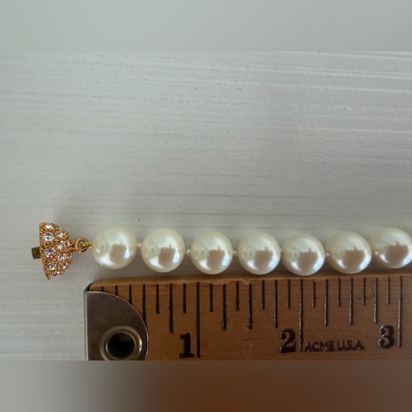 Mikimotto inspired Perl necklace in white with gold tone closure - Picture 5 of 11